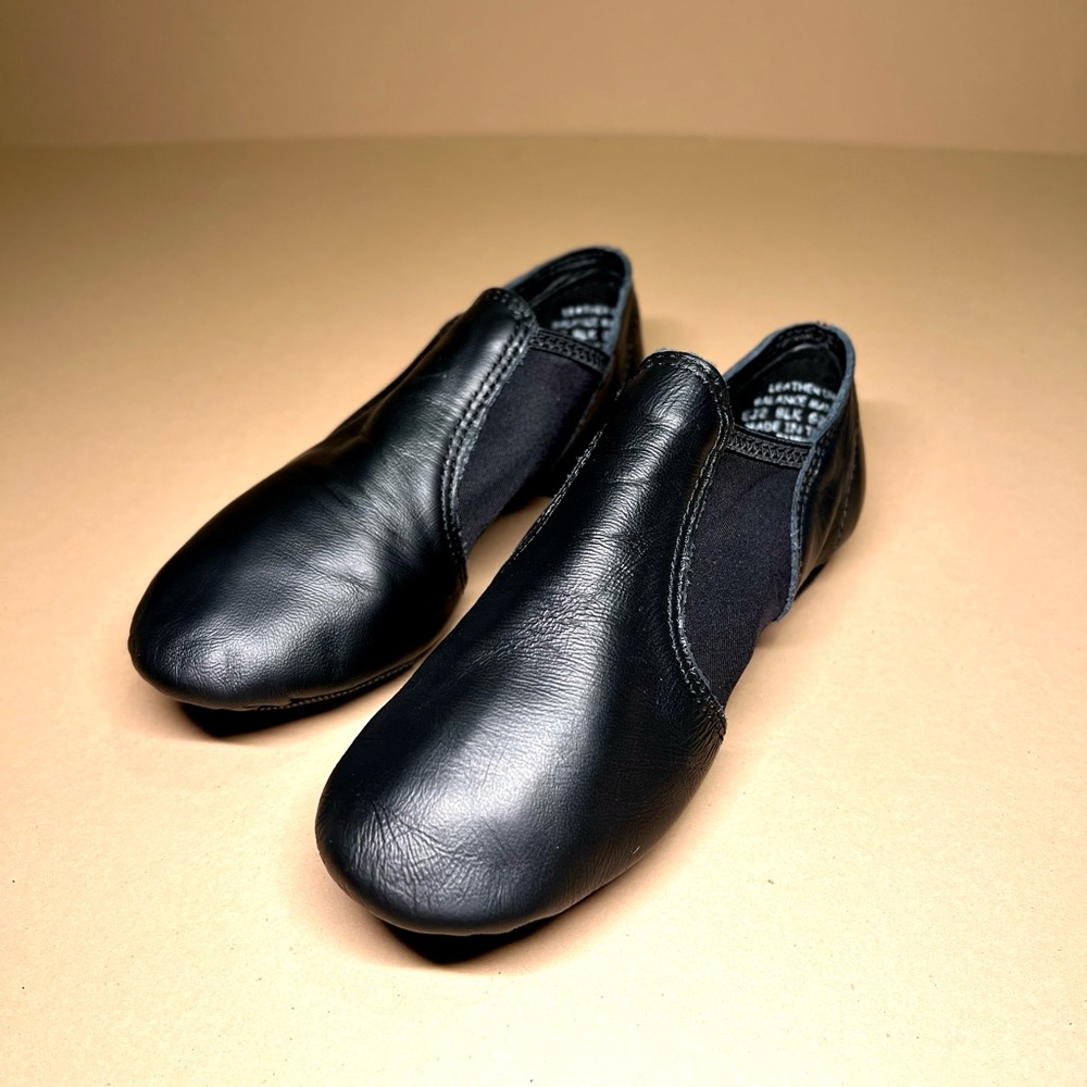 Capezio E Series slip-on split sole jazz dance shoes Leather Size 3M NEW